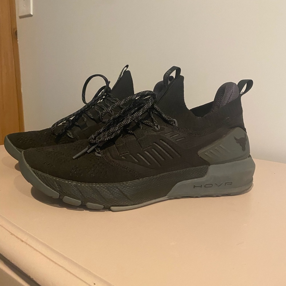 Mens UA HOVR shoe